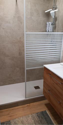 une salle de bain avec douche et lavabo dans l'établissement T3 rez-de-chaussée lumineux avec terrasse proche plage, à Cucq