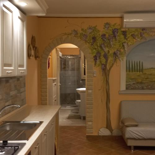 a kitchen with an archway with a tree in it at la Casa del Glicine in Mortaiolo