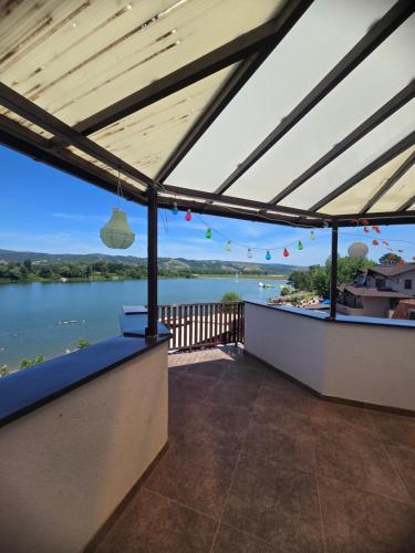 un patio con vista al agua en Kika Srebrno Jezero, en Veliko Gradiste