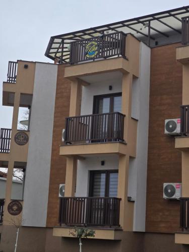 Un edificio con balcones a los lados. en Kika Srebrno Jezero, en Veliko Gradiste