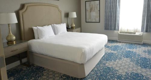 Giường trong phòng chung tại Harlow's Casino Resort & Spa