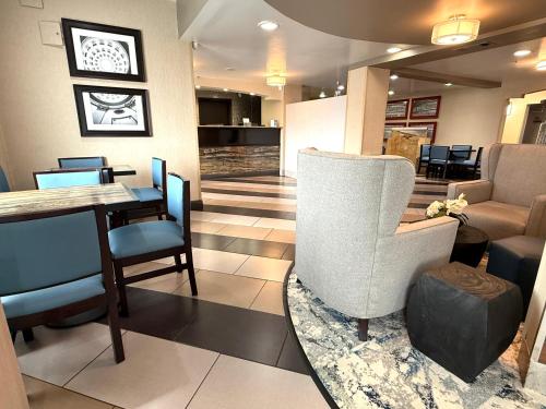 a waiting room with a table and a chair at Best Western Plus Jackson Downtown Coliseum in Jackson