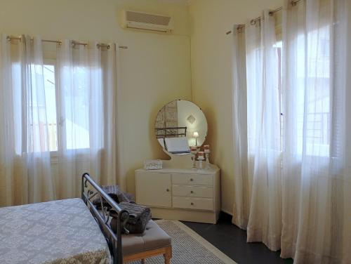 Ένα ή περισσότερα κρεβάτια σε δωμάτιο στο Perdika Bayview House