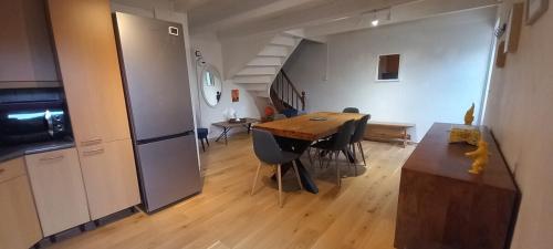 a kitchen and dining room with a table and chairs at Charmante maison de pêcheur in Carantec