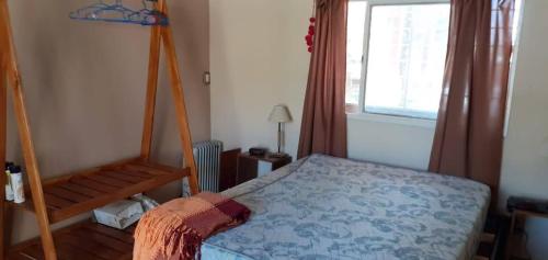 ein Schlafzimmer mit einem Bett und einem Fenster in der Unterkunft CASA DE CAMPO cerca de rosario in Pueblo Esther