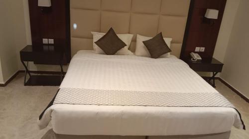 Ένα ή περισσότερα κρεβάτια σε δωμάτιο στο The S Hotel - jeddah - prince sultan street - فندق ذا اس - جده - طريق الامير سلطان