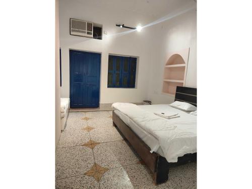 En eller flere senge i et værelse på Hotel O Ramyanika