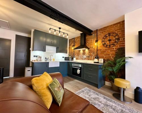 a living room with a couch and a kitchen at Urban Chic- Stylish Flat in the Heart of St Albans in St. Albans