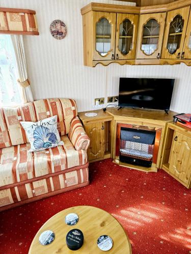 Posezení v ubytování Sunrise Cottage central heated Southview Parkdean SKEGNESS Lincolnshire