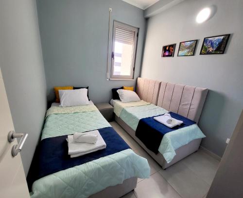 Llit o llits en una habitació de Ewa Apartment