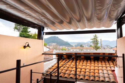 einen Blick vom Balkon eines Hauses mit Dach in der Unterkunft Casa Coco H3 Luna in San Cristóbal de las Casas