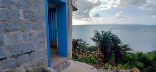an open window with a view of the ocean at Flor de Lótus Privilege in Japaratinga
