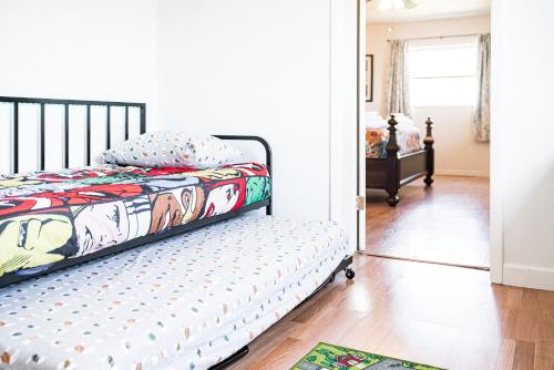 a bedroom with a bed and a mirror at Curly Sunshine Clearwater in Clearwater