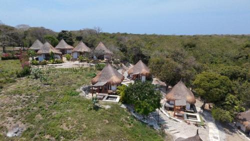 巴鲁岛AMALIFE Beach Club & Hotel的一组小屋的空中景观