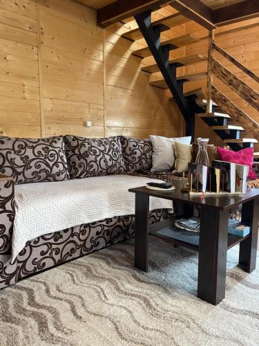 Ruang duduk di Карпатський котедж Karpatian cottage