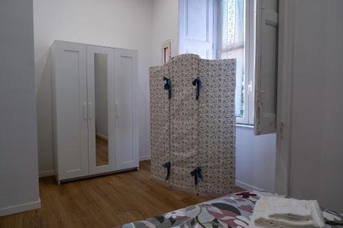 una camera da letto con un letto e uno specchio in una stanza di Il Gatto e Pirouette a Napoli