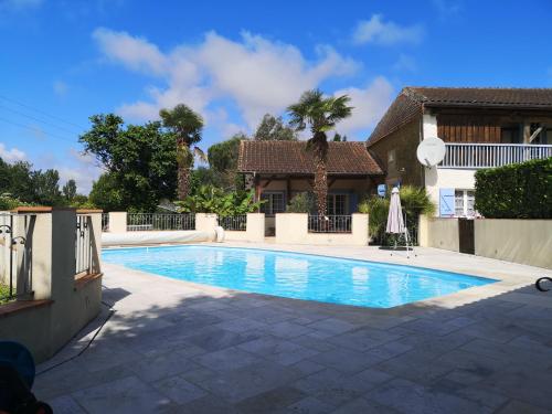 a swimming pool in front of a house at Chez Jay à Bassoues in Bassoues