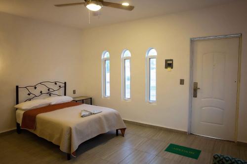 Giường trong phòng chung tại Valparaíso Selva Maya