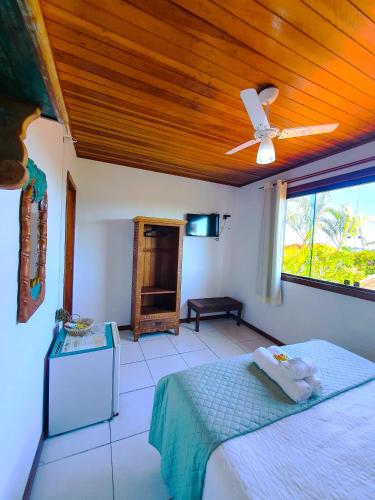 a bedroom with a bed and a ceiling fan at Star Búzios Pousada in Búzios