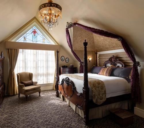 Una cama o camas en una habitación de Abigail's Hotel