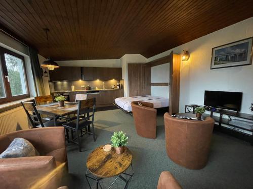 Una habitación de hotel con una cama, una mesa y sillas. en Appartement Welgelegen, en Bestwig