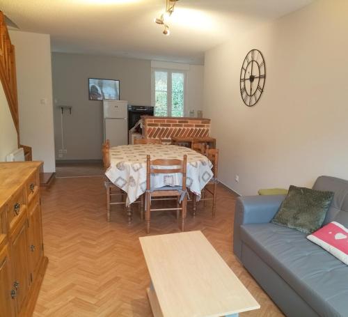 un salon avec une table et un canapé dans l'établissement T3 Duplex Les Marmottes, à Le Mont-Dore