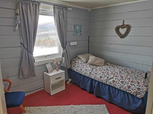 une chambre avec un lit et une fenêtre dans l'établissement Feriehus ved Fjellfroskvatnet, à Skjold