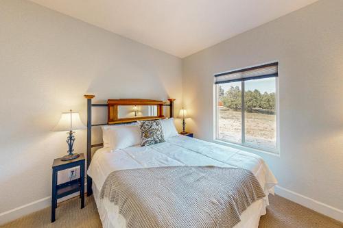 une chambre avec un lit et une fenêtre dans l'établissement Under the Rye Sky, à Colorado City