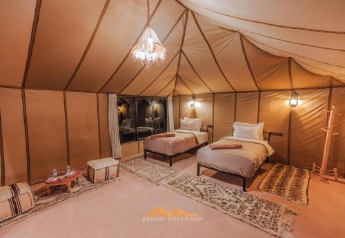 Postel nebo postele na pokoji v ubytování Desert Rose Camp