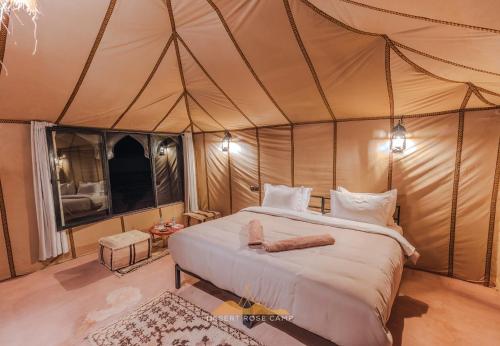 Postel nebo postele na pokoji v ubytování Desert Rose Camp