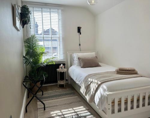 Ένα ή περισσότερα κρεβάτια σε δωμάτιο στο Urban Chic- Stylish Flat in the Heart of St Albans