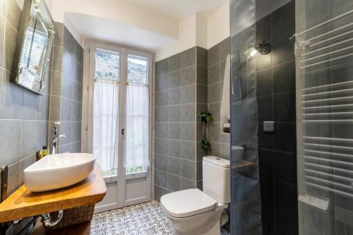 a bathroom with a sink and a toilet and a shower at L'ALMA VIVA (Anciennement La Diligence) in Verdese