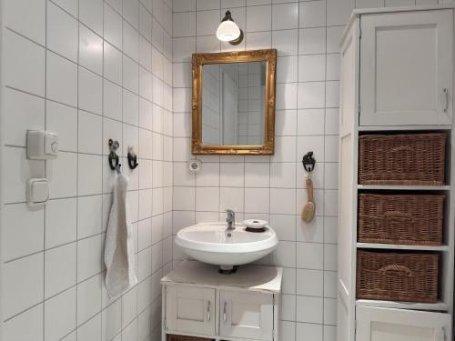 Ένα μπάνιο στο Wohnung in Semlow mit Garten und Terrasse