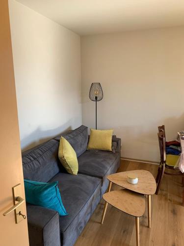 un salon avec un canapé et une table dans l'établissement Appartement ignaux, à Ignaux