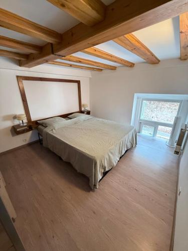 une chambre avec un lit dans une pièce avec des plafonds en bois dans l'établissement Apartment duplex 5min Croisette, à Cannes