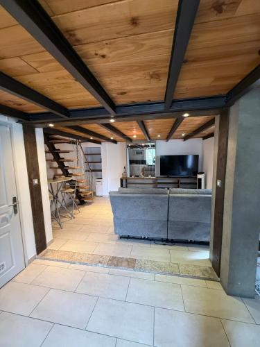 - un salon avec un plafond en bois et un canapé dans l'établissement Apartment duplex 5min Croisette, à Cannes