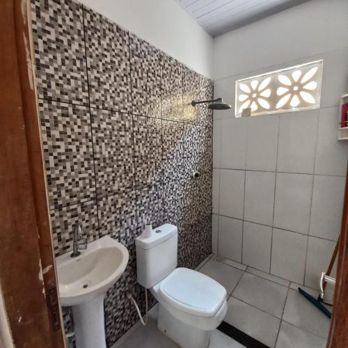 a bathroom with a toilet and a sink at COP30 Casa Completa - Prox Belém in Barcarena