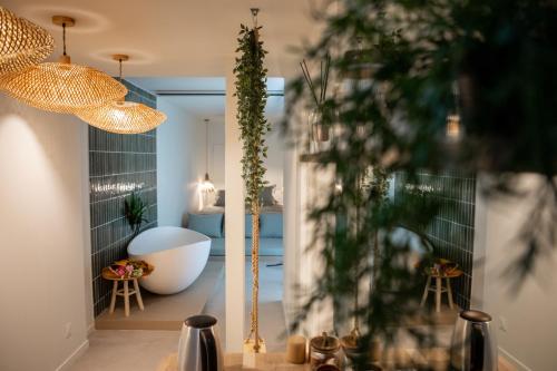 Fotografie z fotogalerie ubytování La Penida Suite avec Sauna & Baignoire Hyper Centre Lille v destinaci Lille