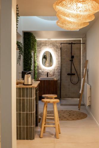 une salle de bain avec un tabouret et une douche dans l'établissement Suite La Penida avec Sauna & Baignoire - Hyper Centre Lille, à Lille
