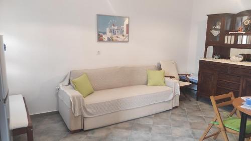 Гостиная зона в Maria's Apartment Sifnos