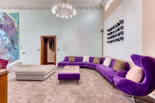 a living room with purple furniture and a purple couch at Pug Seal Polanco Anatole France in Mexico City