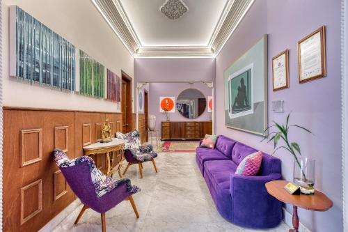 a living room with a purple couch and chairs at Pug Seal Polanco Anatole France in Mexico City
