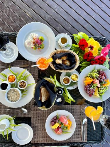 Un montón de platos de comida en una mesa en Namale All Inclusive Resort & Spa, en Savusavu