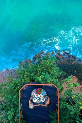 una mesa con un controlador sentado en la parte superior del océano en Namale All Inclusive Resort & Spa, en Savusavu