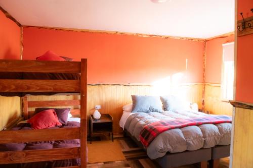 Cama o camas de una habitación en Cabañas & Hostal Lefuco