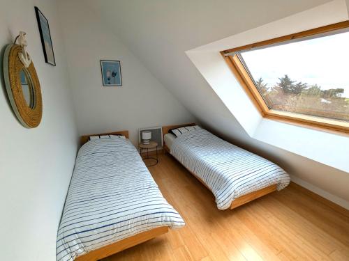 Ένα ή περισσότερα κρεβάτια σε δωμάτιο στο Duplex vue mer tout confort a la Croix Paqueray