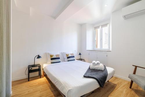 une chambre blanche avec un lit et une fenêtre dans l'établissement Sicardi 2 - Plage - Climatisation-vue mer, à Menton