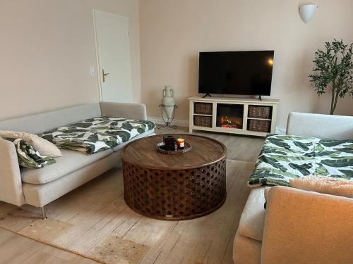 a living room with a couch and a coffee table at FeWo am Mainplatz in Teltow