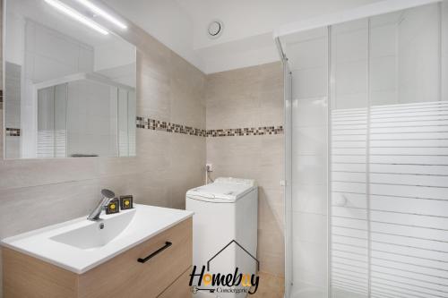 une salle de bain blanche avec un lavabo et une douche dans l'établissement Studio Cosy, Emplacement Idéal 2 minute des plages, à Vallauris