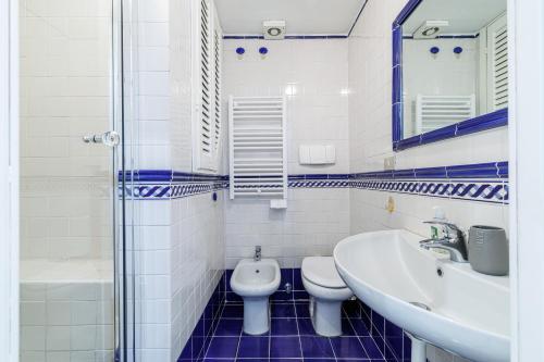 une salle de bain avec un lavabo, des toilettes et une douche dans l'établissement Sicardi 2 - Plage - Climatisation-vue mer, à Menton